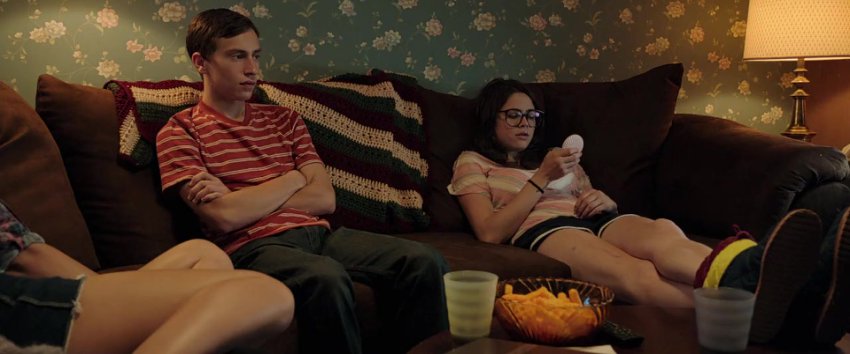 /South/(Movies4u.Foo).It.Follows.2014.720p.BluRay.Hindi.English.x264.ESubs.mkv